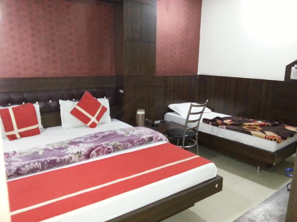 Hotel Shivam International - A Well Hygiene Property All Staff Vaccinated " Nova Deli Quarto foto